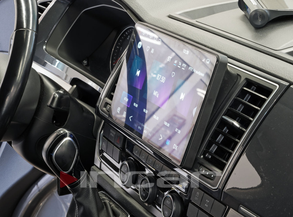 Рамка для UMS  VW Caravelle 2015+, 10"