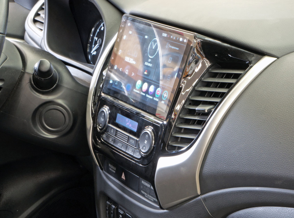 Рамка для UMS  MITSUBISHI Pajero Sport 2015-2021 (Механическая КПП), L-200 2015-2019,  (Auto AC), 9" 